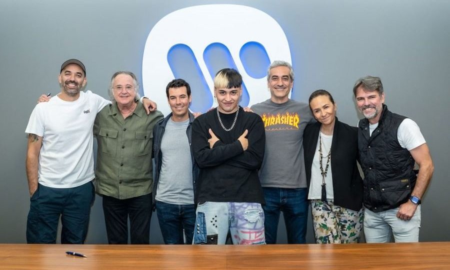 Tiago PZK sigue brillando y ahora firmó contrato con Warner Music