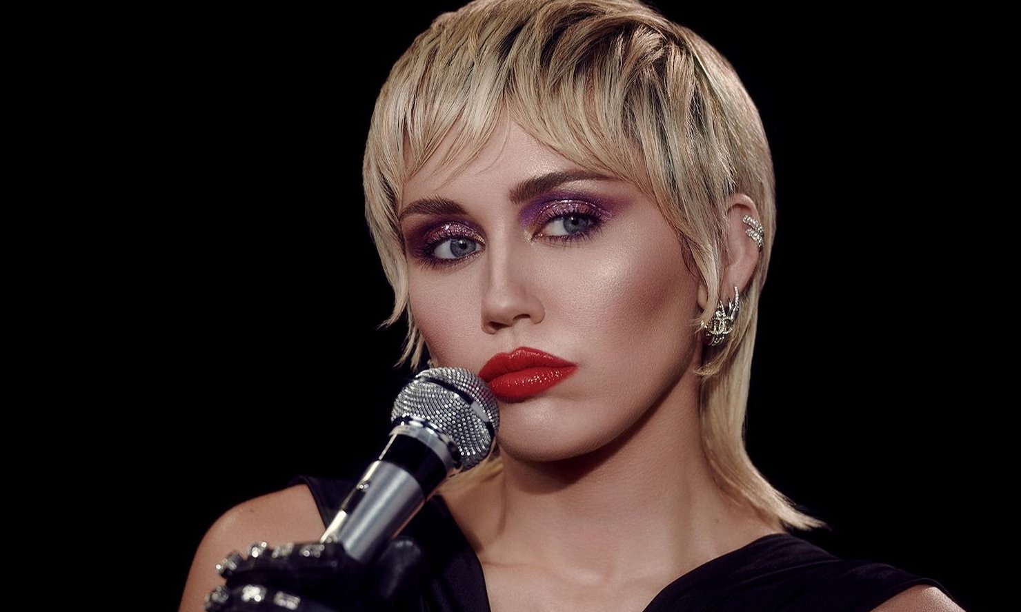 Miley Cyrus reversionó la mítica canción de Queen: "We Will Rock You"