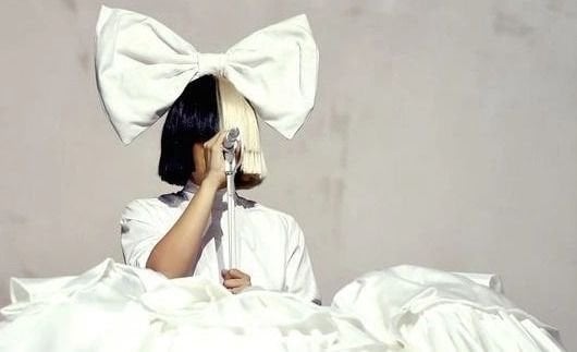Sia confesó porqué esconde su cara debajo de la peluca 