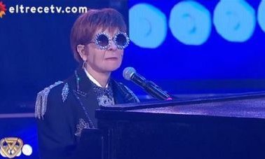 ShowMatch: Débora Plager imitó a Elton John y sorprendió a todos