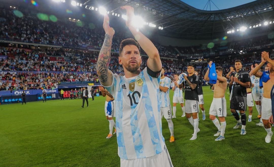 Messi fue captado por una fan en una pileta y le hizo un pedido 